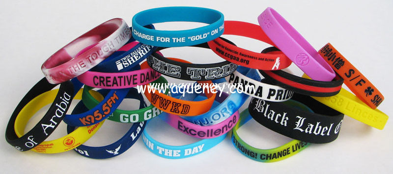 2014 promotional embossed and debossed custom silicone bracelet/wristband in low price